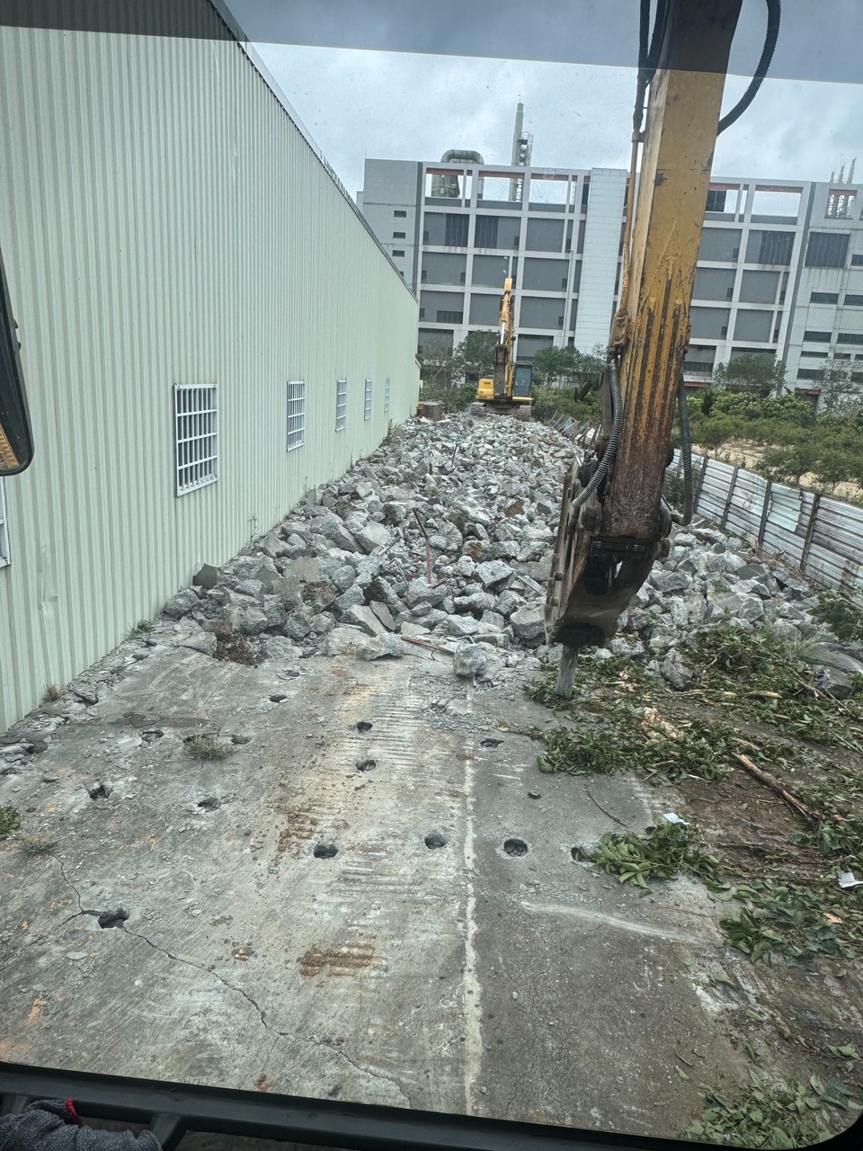 苗栗竹南鐵皮屋整棟拆除水泥塊打除