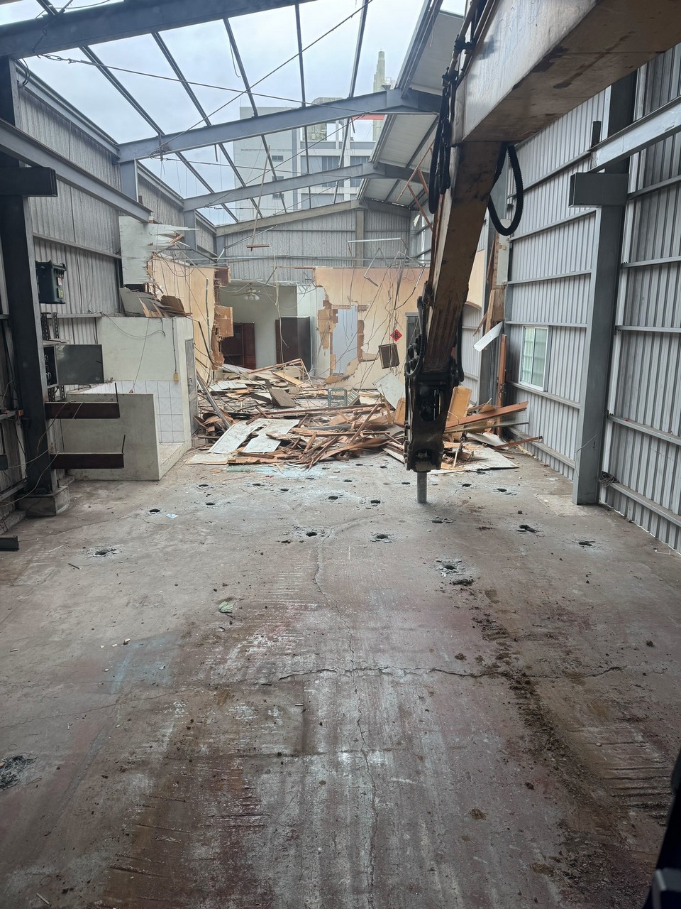 苗栗竹南鐵皮屋整棟拆除水泥塊打除